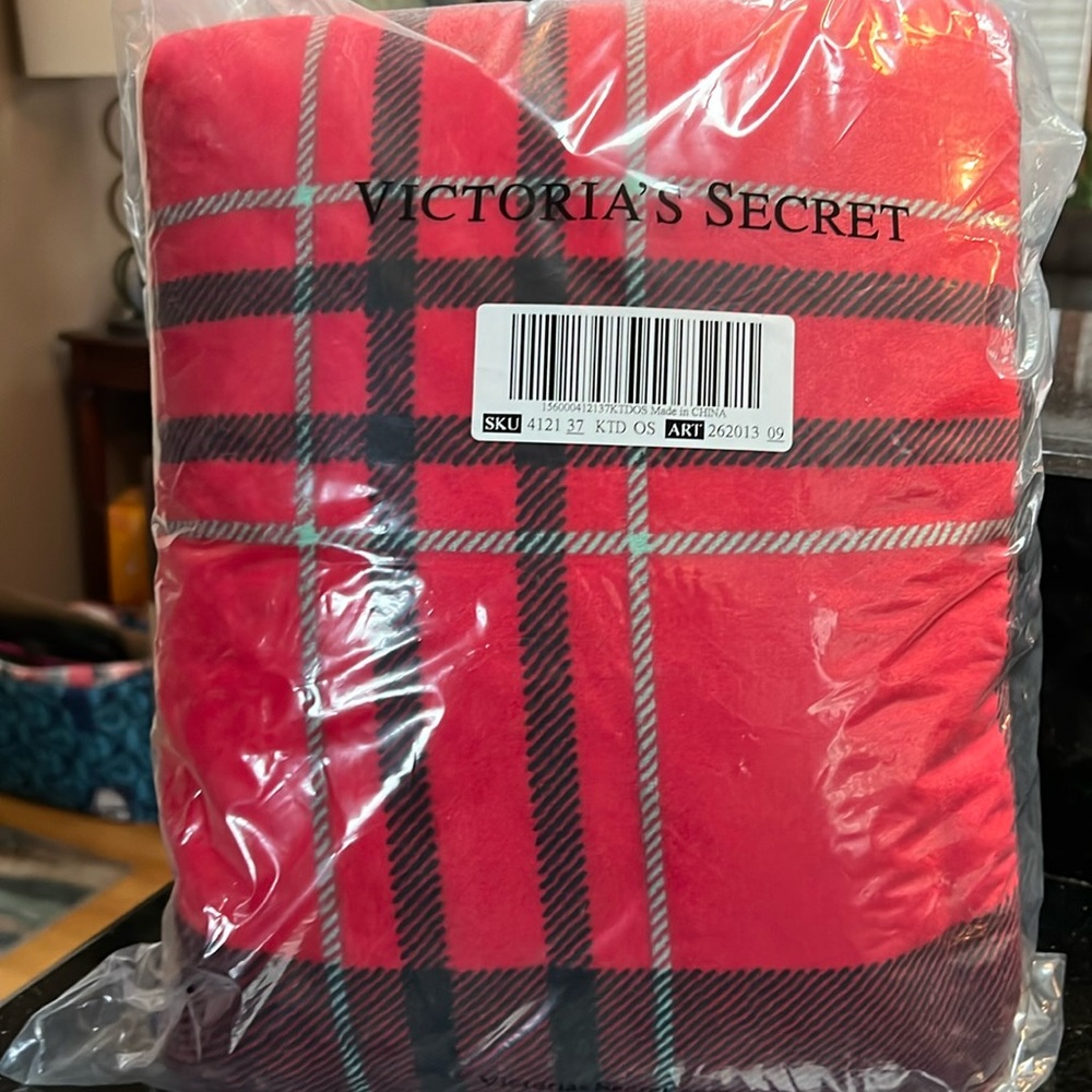 New Limited Edition Victoria's Secret Sherpa Lined Blanket